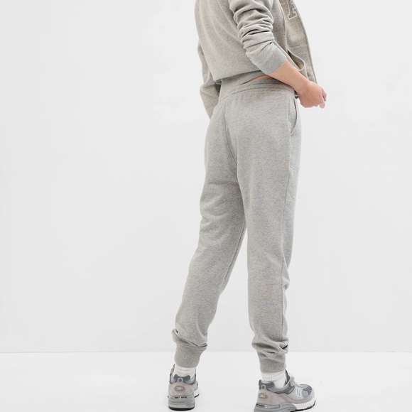 NWT GAP Fleece Joggers COLOR GREY HEATHER SIZE MEDIUM - Picture 2 of 3